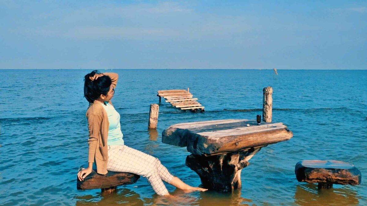 wisatawan bersantai di kursi-kursi di bibir pantai semat.
