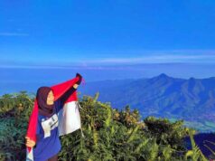 wisatawan berada di puncak Gunung Pulosari