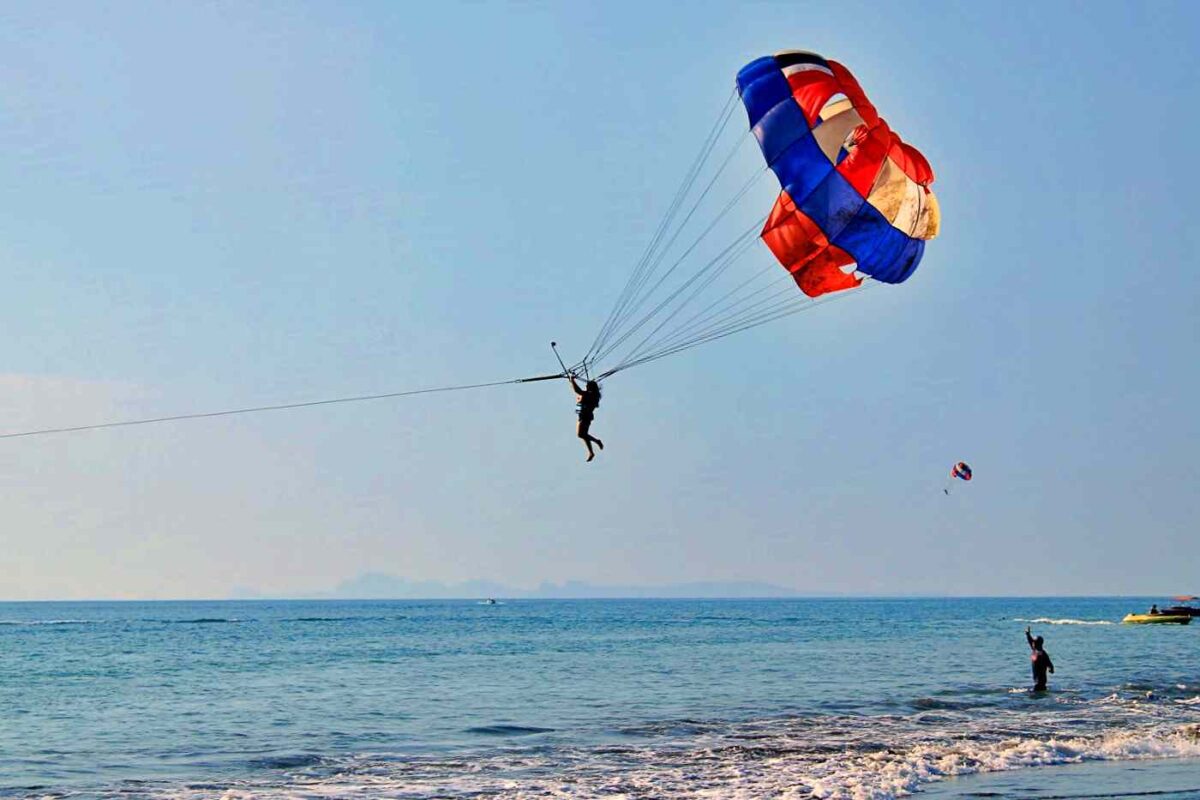 wahana parasailing di pantai marina serang