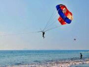 wahana parasailing di pantai marina serang