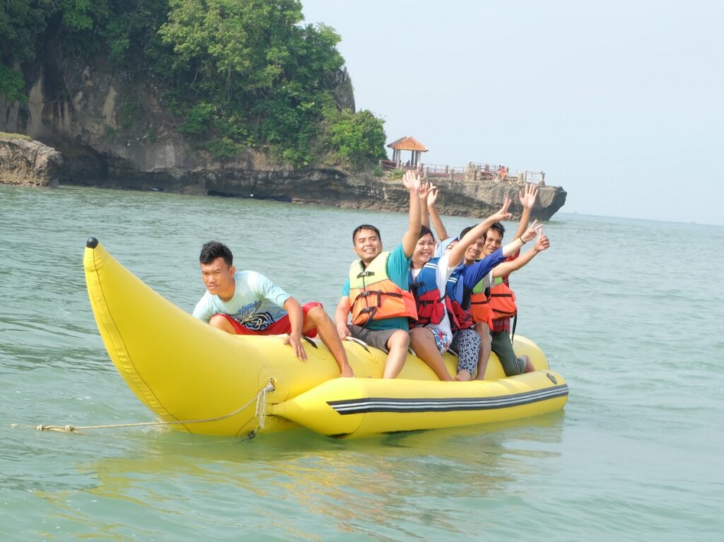 wahana banana boat di pantai karang bolong