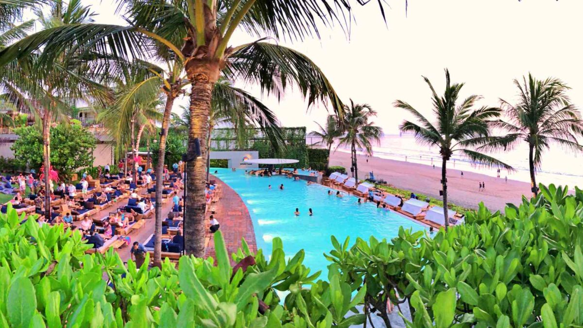 area bersantai dan kolam renang di Potato Head Beach Club
