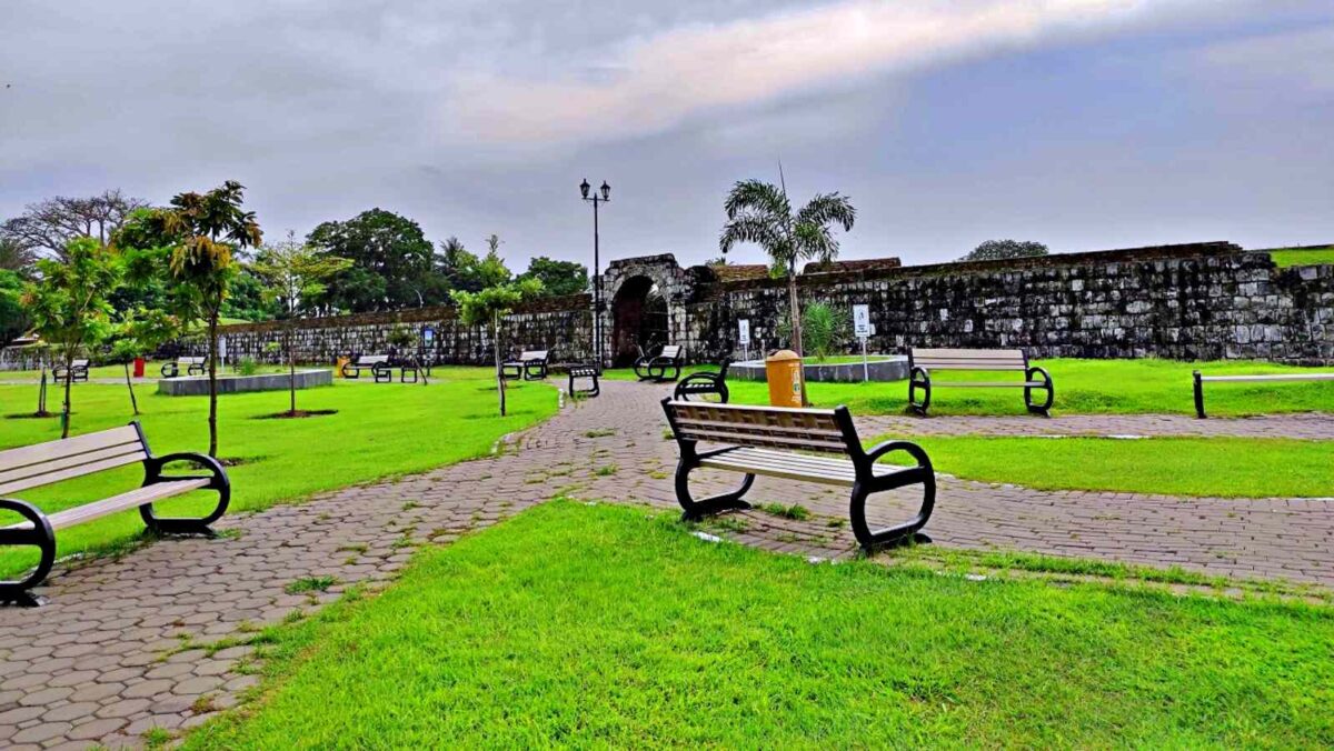 area taman di bagian dalam keraton Surosowan dengan bangku taman