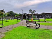 area taman di bagian dalam keraton Surosowan dengan bangku taman