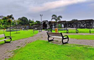 area taman di bagian dalam keraton Surosowan dengan bangku taman