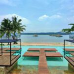 area kolam renang di tepi pantai Pulau Umang