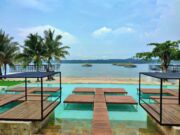 area kolam renang di tepi pantai Pulau Umang