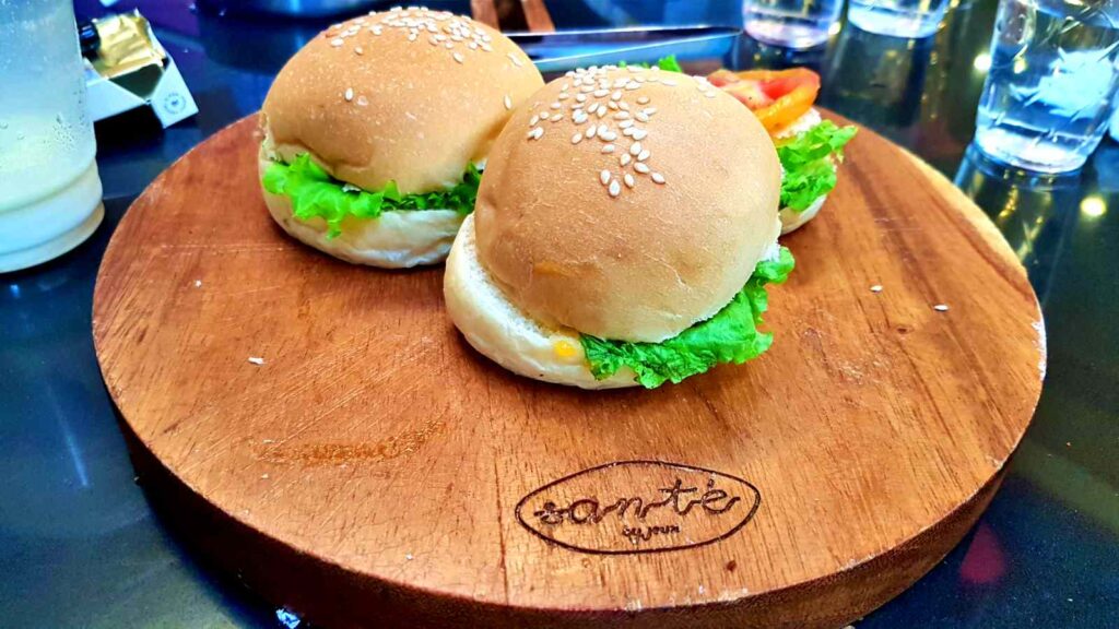 menu burger di Cafe Sante by Jeux Makassar