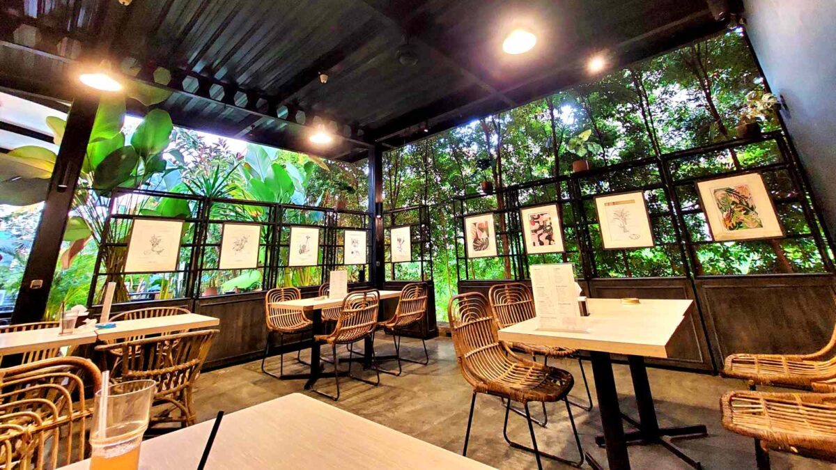 ruangan semi outdoor Bōtani Cafe & Resto