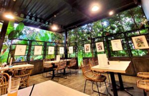 ruangan semi outdoor Bōtani Cafe & Resto