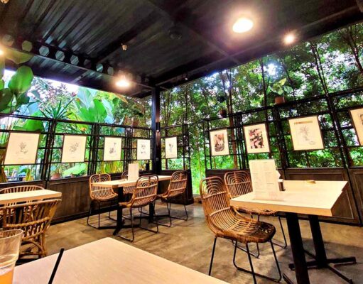 ruangan semi outdoor Bōtani Cafe & Resto