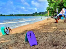 suasana teduh dengan pasir putih di pantai pandan carita