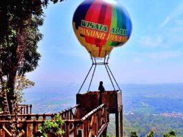 wahana balon udara di Puncak Gunung Pinang