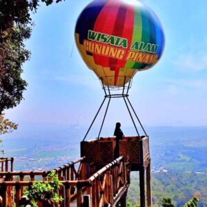 wahana balon udara di Puncak Gunung Pinang
