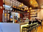 meja bar di cafe Antarakata Coffee Semarang