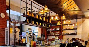 meja bar di cafe Antarakata Coffee Semarang