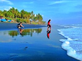 Suasana di pantai pasut Tabanan