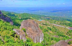 batu karst raksasa eksotis di Gunung Nglanggeran