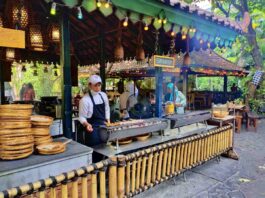 Pilihan gerai sate di Restoran Arumanis Surabaya