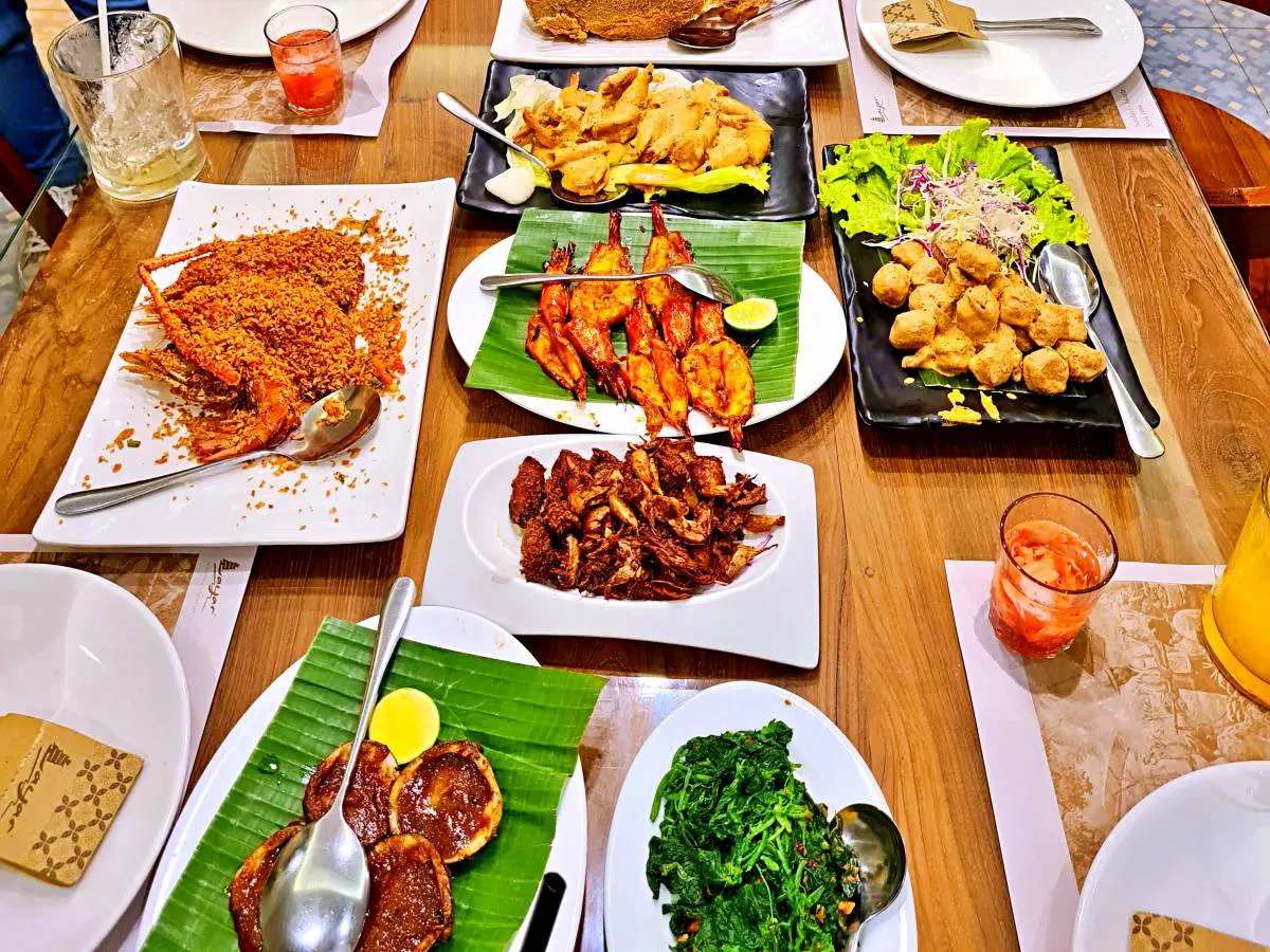 Hidangan makanan layar seafood & resto surabaya
