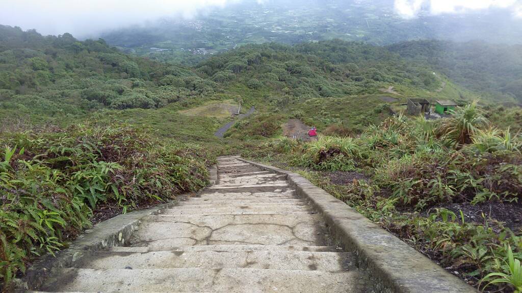Jalur anak tangga yang ada di Bukit Kaba