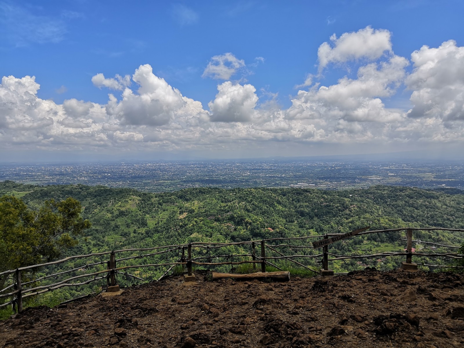 Pemandangan dari puncak Gunung Sewu