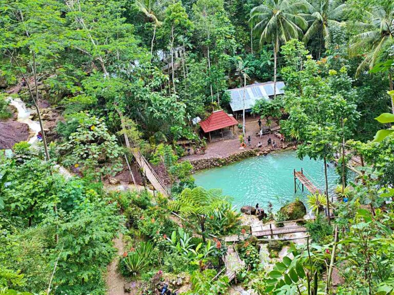 Kolam biru toska air terjun kembang soka