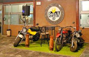 pajangan motor jadul di BossA Cafe Tegal