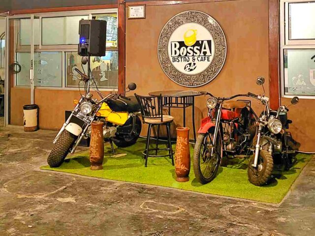 pajangan motor jadul di BossA Cafe Tegal