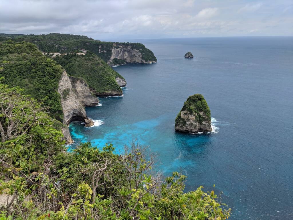 Pemandangan Samudera Hindia dari Tebing Paluang Cliff