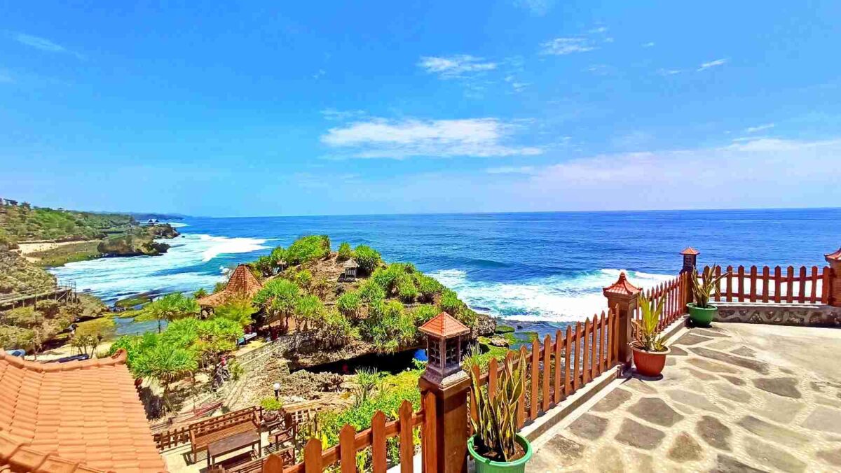 Pemandangan laut biru dan perbukitan dari penginapan di Pantai Mbuluk