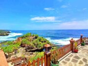 Pemandangan laut biru dan perbukitan dari penginapan di Pantai Mbuluk