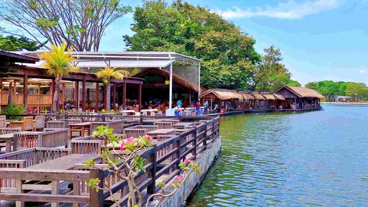 Suasana di Restoran Kampung Laut Semarang