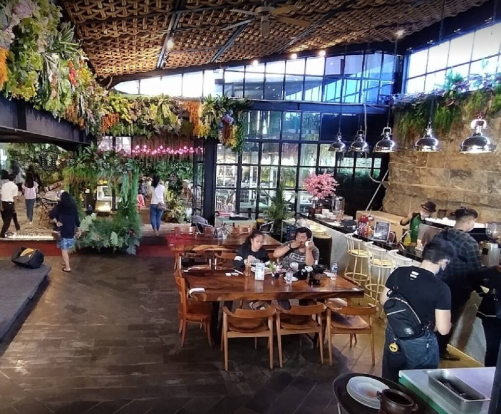 Tempat nongkrong nyaman di Roofpark Cafe Bogor dengan bangku tersusun rapi