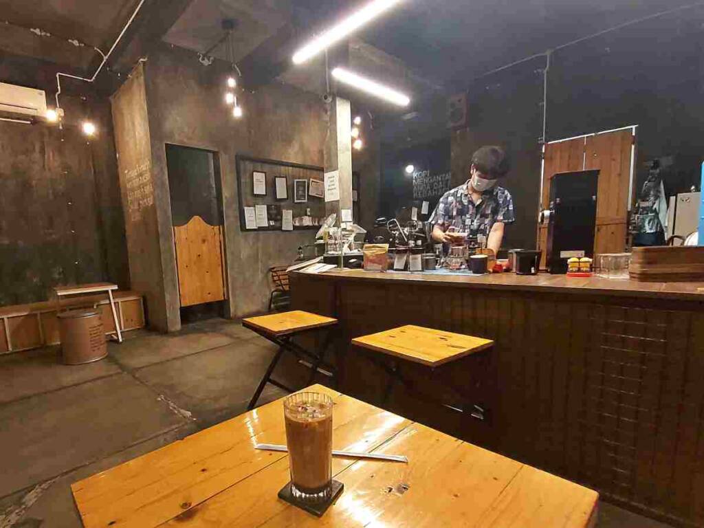 barista sedang meracik kopi di wijikopi cafe tegal