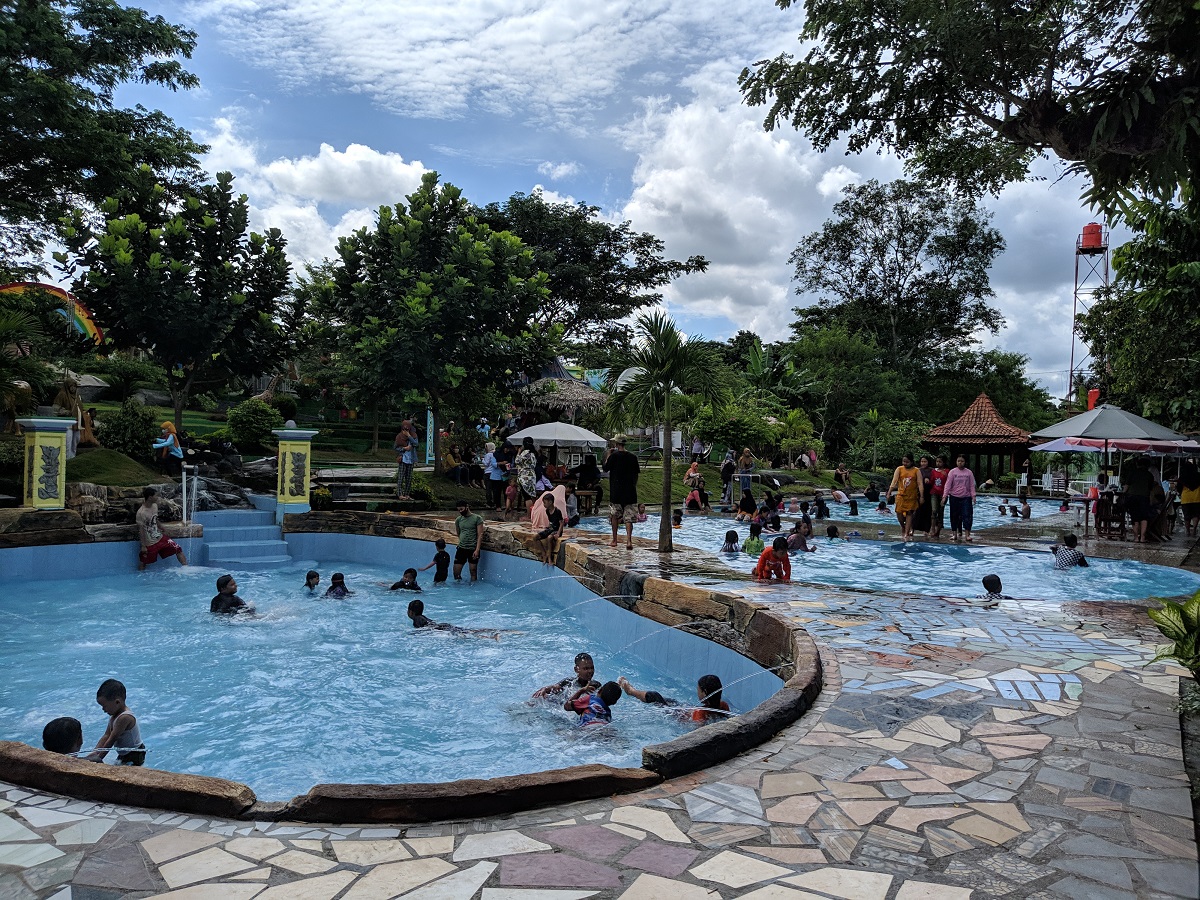 Aktivitas di area kolam renang Edum Park