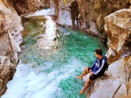 Jernihnya aliran sungai di lorong watu berpagar tebing