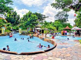 Kolam renang di Edum Park Bantul