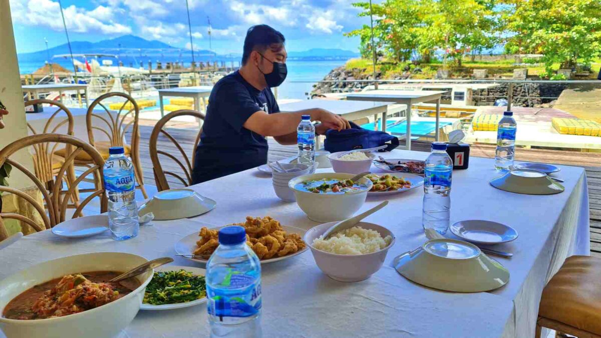 makan seafood di pinggir laut manado