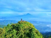 Panorama perbukitan hijau dari Puncak Gunung Kendil