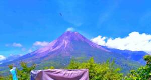Makam Syekh Jumadil Kubro berlatar Gunung Merapi