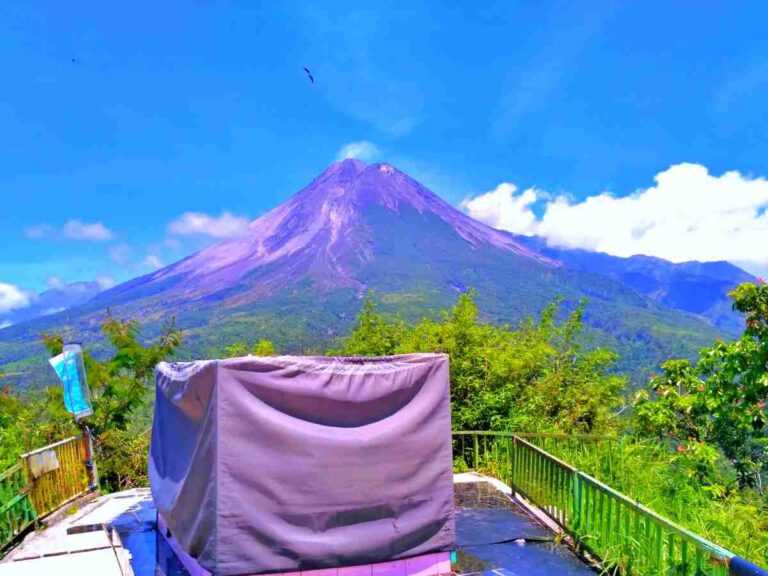 Makam Syekh Jumadil Kubro berlatar Gunung Merapi