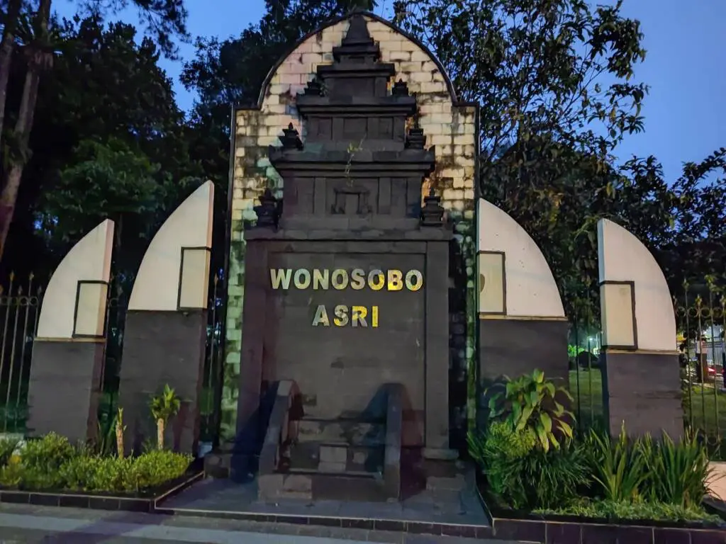 Alun-alun Wonosobo menjadi salah satu tujuan wisatawan yang ingin bersantai