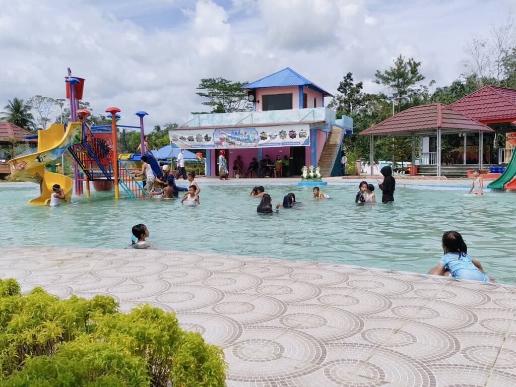 Wahana kolam renang di Athaya Garden