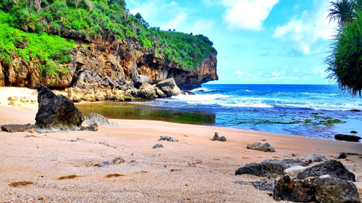 keindahan area tepi pantai kayu arum gunung kidul