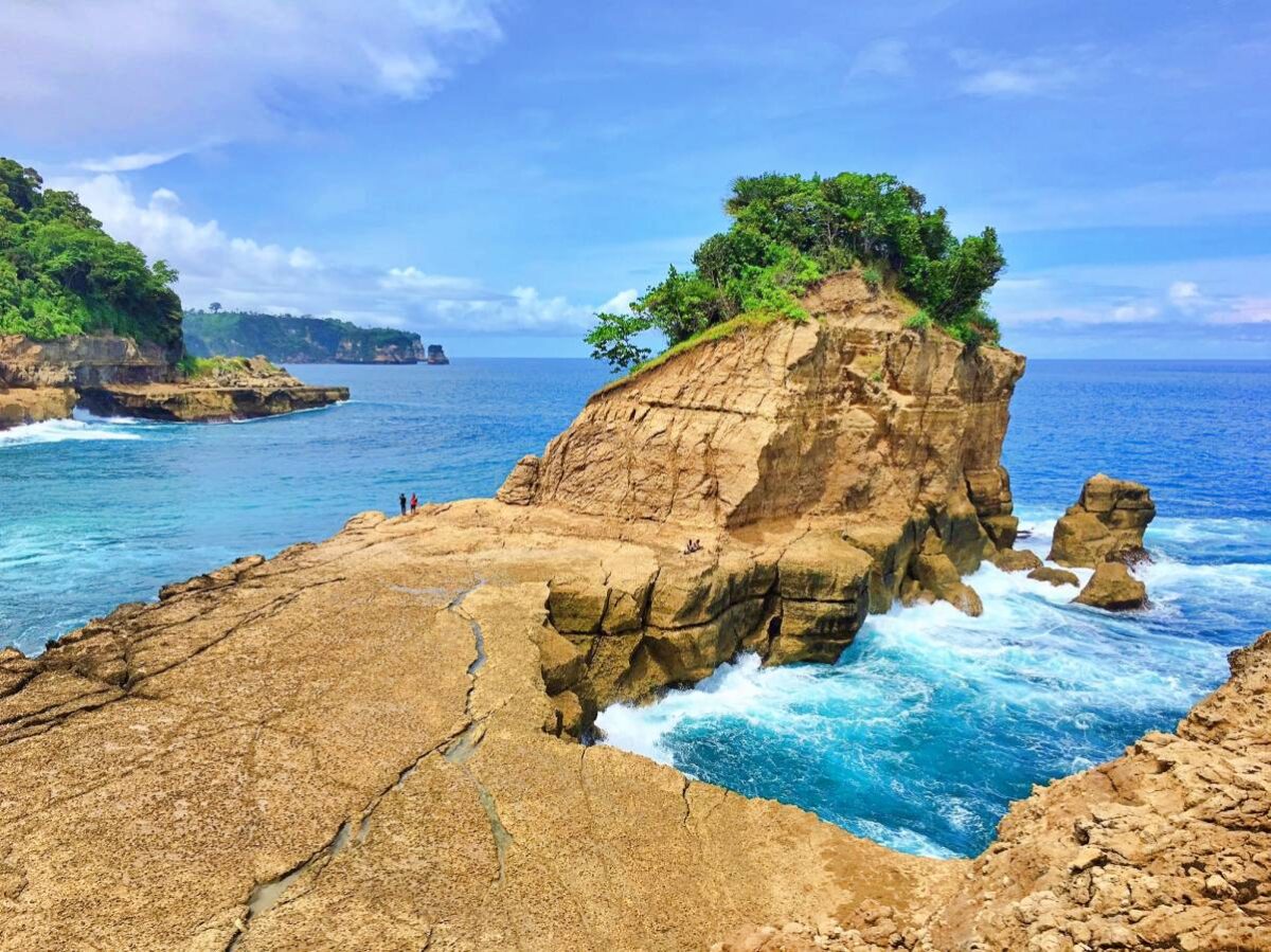 Panorama karang di pantai Pathok Gebang