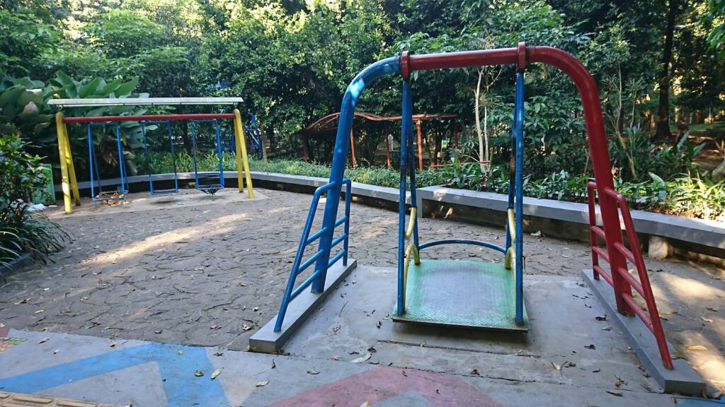 Taman yang sudah dilengkapi area bermain untuk anak