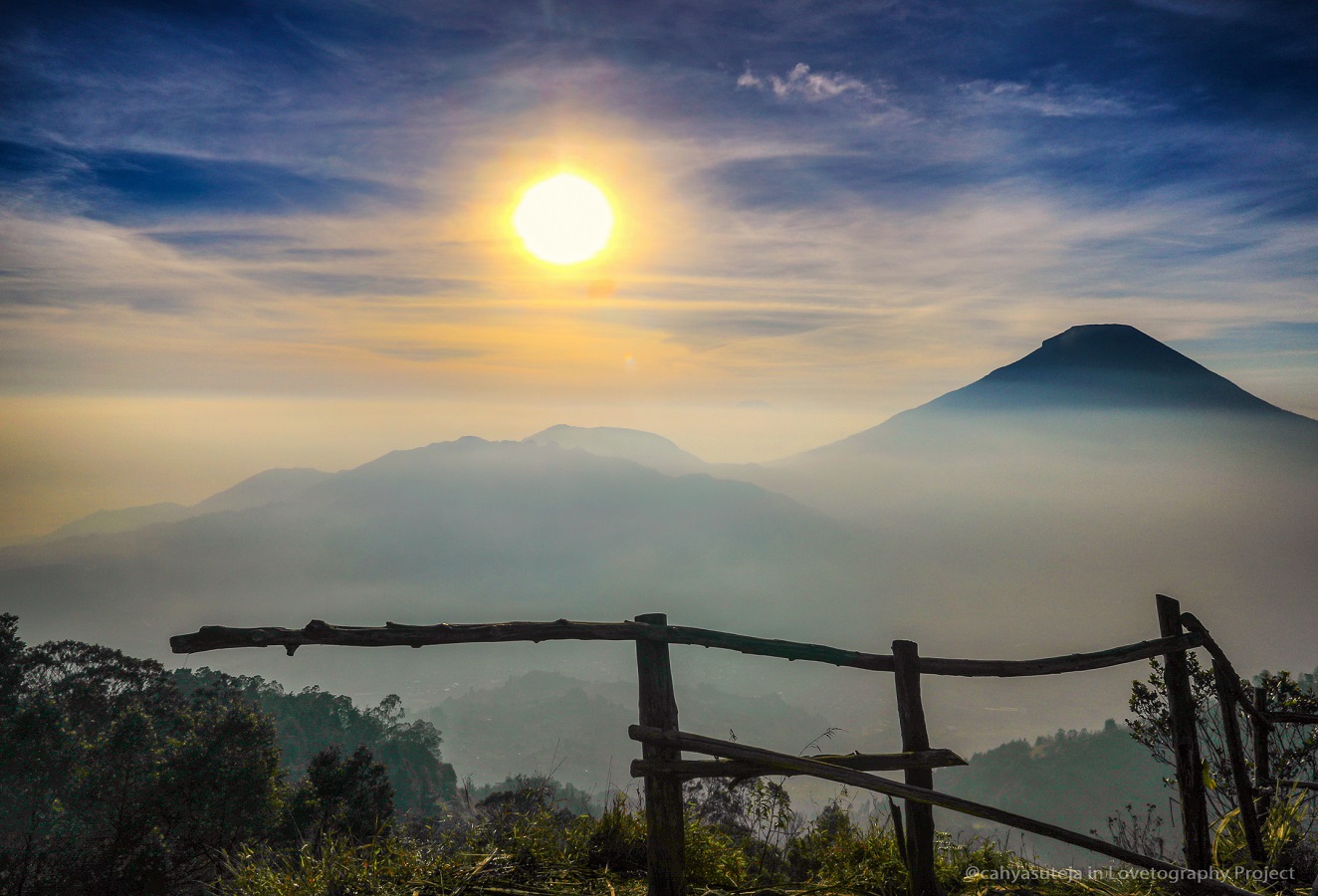 Bukit Sikunir merupakan salah satu tempat terbaik untuk menyaksikan matahari terbit