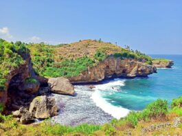 Bukit Karang mengelilingi pantai midodaren