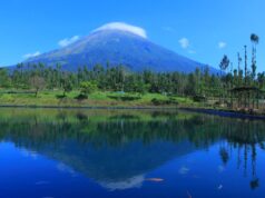 Pemandangan danau dengan latar belakang pegunungan di Embung Kledung